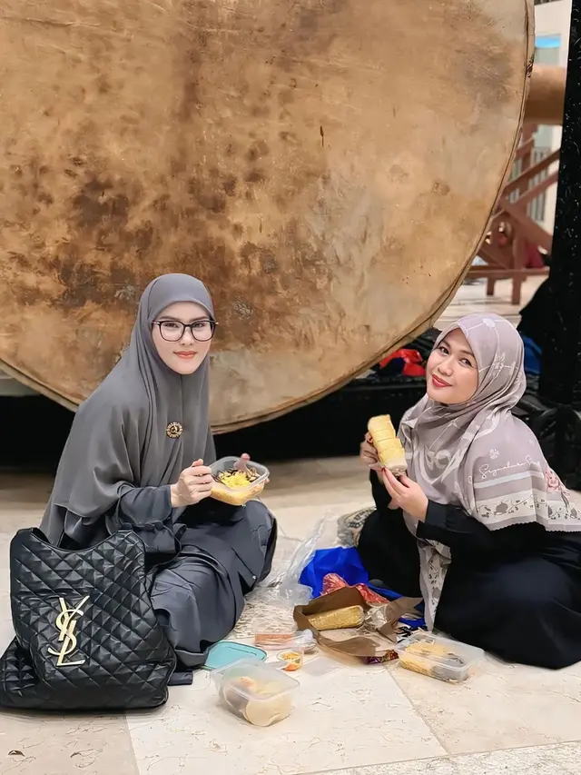 6 Potret Artis Itikaf di Masjid Ramadhan 2025, Raffi Ahmad hingga Angel Lelga