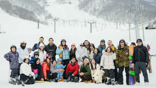 7 Potret Raffi Ahmad dan Keluarga Liburan di Hakuba, Seru Main Ice Skating