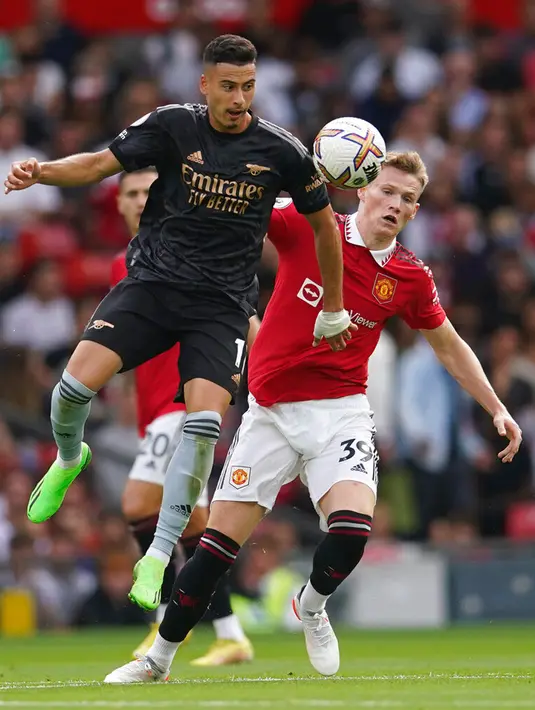 Pemain Arsenal Gabriel Martinelli (kiri) berebut bola dengan pemain Manchester United Scott McTominay pada pertandingan sepak bola Liga Premier Inggris di Stadion Old Trafford, Manchester, Inggris, 4 September 2022. Manchester United menang atas Arsenal dengan skor 3-1. (AP Photo/Dave Thompson)