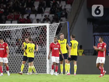 Pemain Oxford United FC merayakan gol yang dicetak ke gawang Liga Indonesia All Star pada laga Piala Presiden di Stadion Utama Gelora Bung Karno (SUGBK), Jakarta, Minggu (6/7/2025). (Liputan6.com/Helmi Fithriansyah)