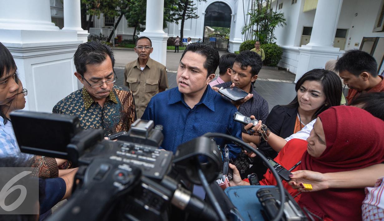 Erick Thohir memberikan keterangan pers usai bertemu Presiden Joko Widodo di Istana Merdeka, Jakarta, Selasa (5/1/2016). Erick memaparkan hasil gelaran Piala Presiden yang memunculkan Persib Bandung sebagai juara. (Liputan6.com/Faizal Fanani)