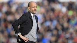 Pelatih Manchester City, Pep Guardiola saat menyaksikan laga timnya melawan Huddersfield Town pada putran kelima Piala FA di John Smith's Stadium, Huddersfield, (18/2/2017). (Mike Egerton/PA via AP)