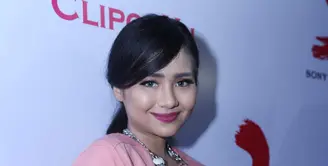 Penyanyi berbakat Gita Gutawa memang tengah disibukkan dengan berbagai kegiatan di bidang musik. Putri dari Erwin Gutawa ini pun masih menyendiri hingga kini, ia belum terlihat bersama pria. (Nurwahyunan/Bintang.com)