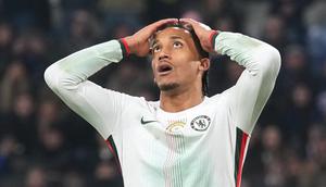 Pemain Chelsea, Joao Pedro, tampak kecewa setelah menelan kekalahan dari Atalanta pada matchday 6 fase grup Liga Champions 2025/2026 di New Balance Arena, Rabu (10/12/2025). (AP Photo/Antonio Calanni)