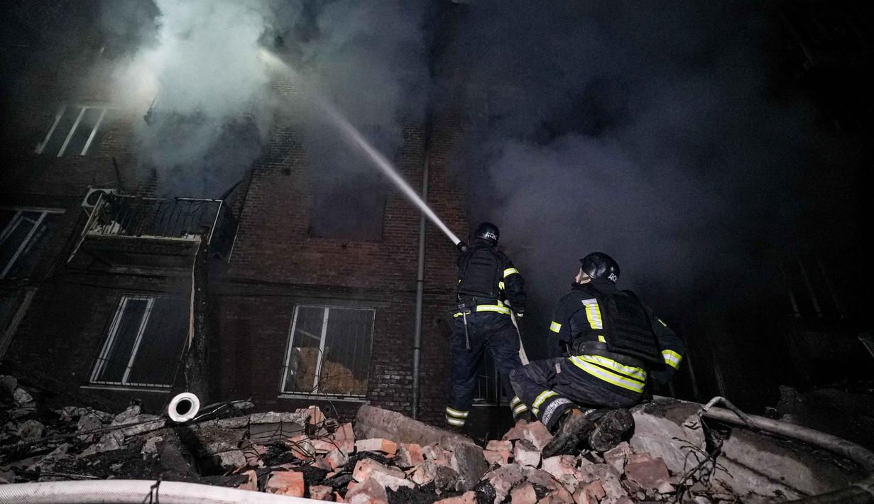 Gubernur setempat Oleksandr Vilkul dalam unggahan di Telegram pada Kamis (8/1/2026) mengungkap hampir 80.000 rumah mengalami pemadaman listrik dan sekitar 1.400 apartemen terputus pasokan pemanas akibat serangan tersebut. Tampak dalam foto, petugas penyelamat memadamkan api di sebuah bangunan tempat tinggal yang rusak akibat serangan Rusia di Kryvyi Rih, Ukraina, Kamis, 8 Januari 2026. (AP Photo/Mykola Myrnyi)