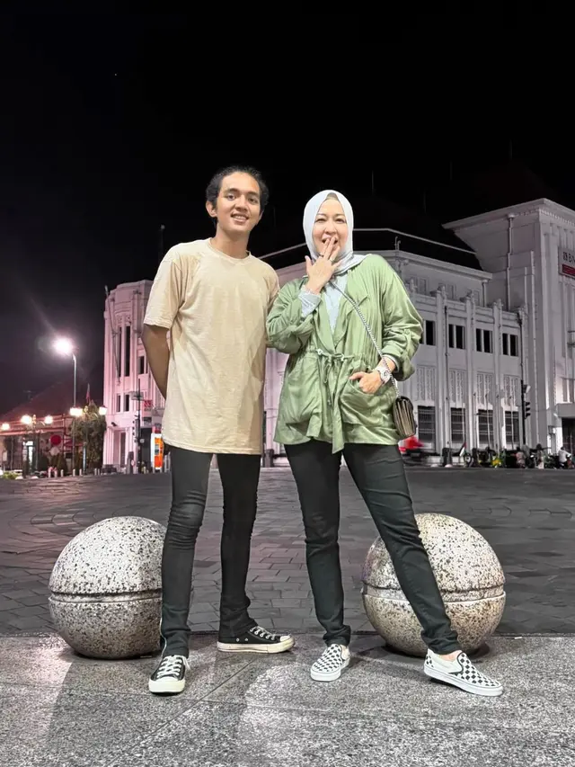 Foto Okie Agustina dengan Temannya