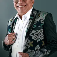 Bintang 3 Generasi, Bob Tutupoly (Foto by Deki Prayoga/Bintang.com, Digital Imaging by Muhammad Iqbal Nurfajri/Bintang.com, Makeup by Makeup First Jakarta, Jas by Opi Bachtiar)