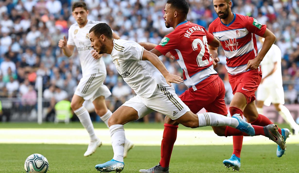 Gelandang Real Madrid, Eden Hazard, berusaha mengamankan bola saat melawan Granada pada laga La Liga Spanyol di Stadion Santiago Bernabeu, Madrid, Sabtu (5/10). Madrid menang 4-2 atas Granada. (AFP/Pierre-Philippe Marcou)