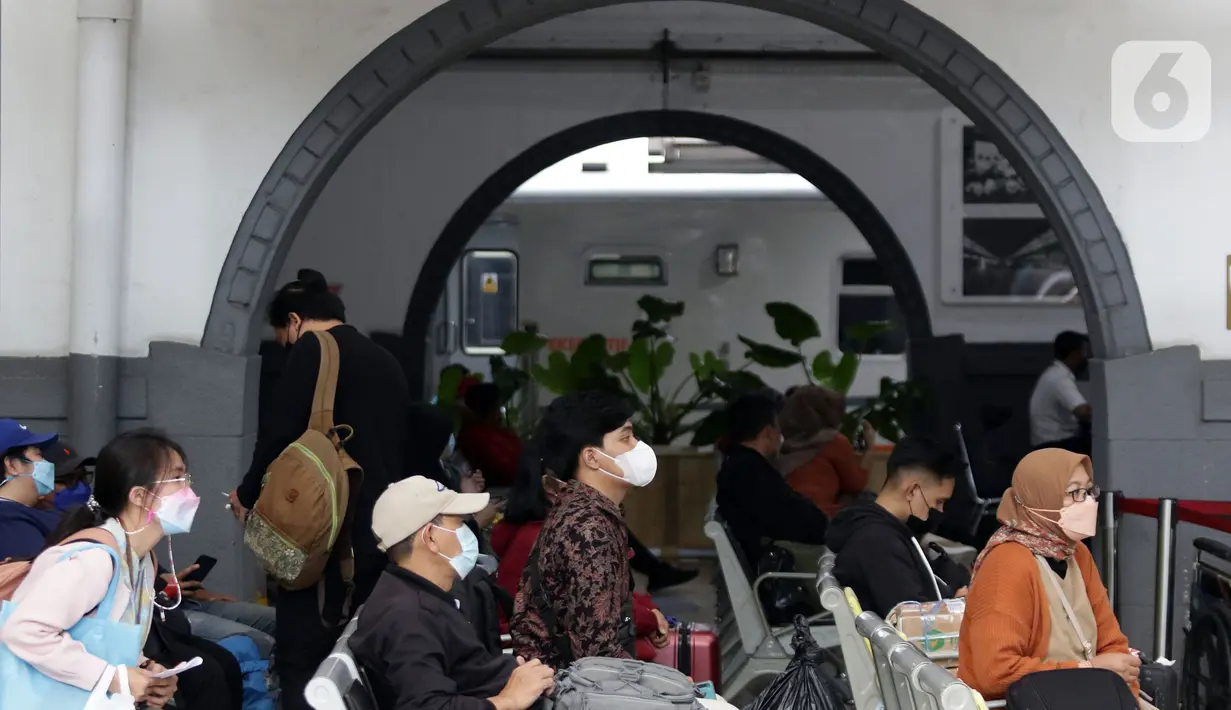 Calon penumpang KA Jarak jauh menanti waktu keberangkatan, Stasiun Pasar Senen, Jakarta, Jumat (28/1/2022). Jelang libur Tahun Baru Imlek, jumlah penumpang di Stasiun Pasar Senen mengalami kenaikan 8.598 orang dibanding Jumat (21/1) lalu sebanyak 7.402 orang. (Liputan6.com/Helmi Fithriansyah)