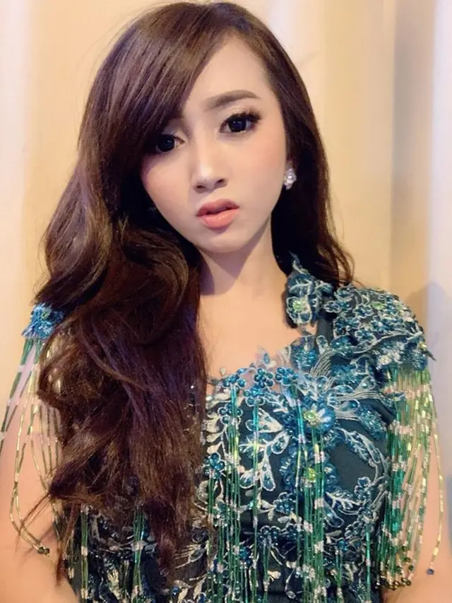 6 Pesona Angely Emitasari, Pedangdut Asal Lamongan yang Kini Jadi Kepala Desa