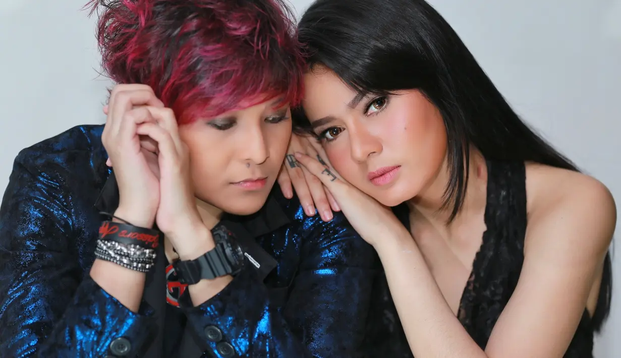 Single kedua grup duo ini akan dirilis pada 9 April mendatang. Selain diputar serentak di radio, juga akan menggelar acara di salah satu kafe pada minggu keduanya. (Adrian Putra/Bintang.com)