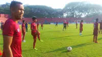 Skuat Persiba Balikpapan saat latihan jelang melawan Persik, Kamis (19/9/2019), di Stadion Brawijaya. Kediri. (Bola.com/Gatot Susetyo)