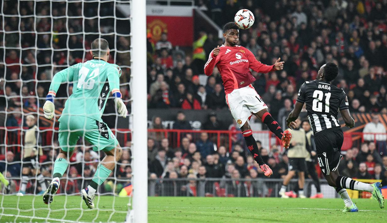 Pemain asal Pantai Gading itu membayar kepercayaan pelatih dengan memborong semua gol kemenangan Setan Merah di laga tersebut. (AFP/Oli Scarff)