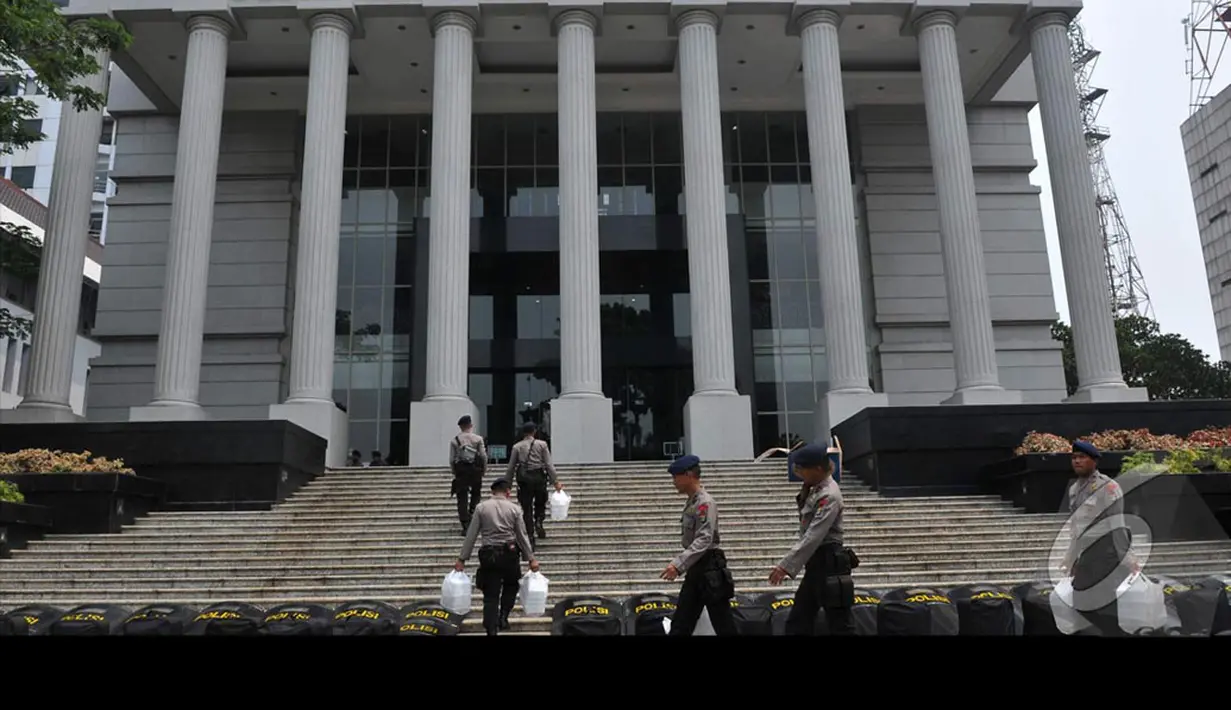 Suasana penjagaan super ketat yang dilakukan pihak kepolisian jelang sidang putusan Pilpres oleh Mahkamah Konstitusi, Jakarta, Rabu (20/8/2014) (Liputan6.com/Johan Tallo)