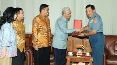 Citizen6, Jakarta: Pada kunjungan tersebut Prof. Dr. H. Arief Rachman didampingi oleh Pimpinan dan Wakil Pimpinan Live School berserta guru. (Pengirim: Badarudin Bakri).