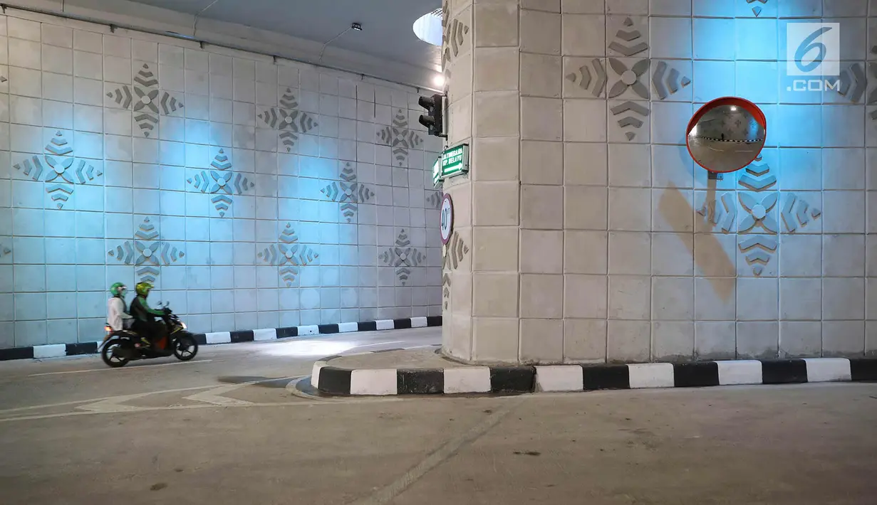 Pengendara motor melintasi underpass Matraman di Jakarta, Senin (10/4). Dibuatnya Underpass ini bertujuan mengurai kemacetan dari arah Cikini, Suropati, Menteng, menuju daerah Pramuka dan Matraman hingga Jatinegara. (Liputan6.com/Immanuel Antonius)