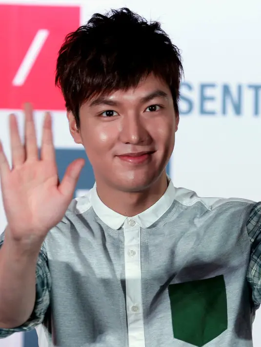 'Lee Min Ho mencoba untuk ke ruang istirahat bandara di China, tapi karena disana sangat penuh sesak, dia menelpon polisi untuk mengamankannya,' ujar penyelenggara acara. (Bintang/EPA)