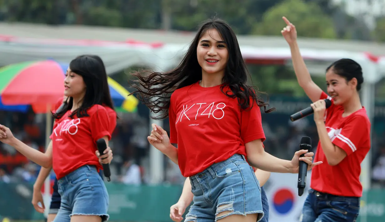 Grup JKT 48 menghibur peserta dan penonton sekaligus menutup sesi pertandingan di cabang olahraga Panahan Asian Games 2018 di Lapangan Panahan Gelora Bung Karno, Jakarta (28/08). (ANTARA FOTO/INASGOC/Mudak Yasin/bmz/18)
