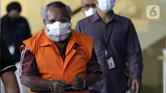 Usai Dijemput Paksa, Bupati Mimika Eltinus Omaleng Ditahan KPK