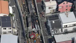 Pandangan dari udara menunjukkan kereta tergelincir setelah menabrak truk di Yokohama, Prefektur Kanagawa, Jepang, Kamis (5/9/2019). Kecelakaan yang terjadi di jalur rel menuju Tokyo ini membuat truk itu terbakar. (Kenzaburo Fukuhara/Kyodo News via AP)