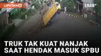 Sebuah truk tak kuat nanjak karena kelebihan muatan mengundang perhatian