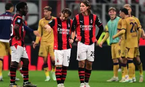 Gelandang AC Milan Kroasia #14, Luka Modric (tengah), dan gelandang AC Milan Italia #28, Christian Comotto (kanan), bereaksi terhadap kekalahan tim mereka di akhir pertandingan Serie A Italia antara AC Milan dan Bologna di stadion San Siro di Milan, Italia utara pada 29 Oktober 2026. (Marco Bertorello/AFP)