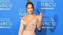 Jennifer Lopez menyapa awak media saat menghadiri NBCUniversal 2017 di Radio City Music Hall di New York City (15/5). Mengenakan gaun senada dengan warna kulit Jennifer Lopez tampil cantik dan seksi. (Dia Dipasupil/Getty Images/AFP)