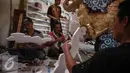Sejumlah pekerja menyelesaikan hiasan mobil Naga di Vihara Saddhapala, Jakarta, Jumat (22/4/2016). Persiapan tersebut dilakukan untuk Pindapata Gema Waisak 2560 BE pada tanggal 24 April di Kota Tua. (Liputan6.com/Faizal Fanani)