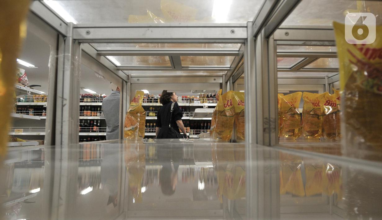 Pengunjung melintasi rak minyak goreng yang kosong di sebuah pusat perbelanjaan di Kelapa Gading, Jakarta, Senin (2/3/2020). Warga berbondong-bondong membeli bahan-bahan pokok hingga masker dan hand sanitizer setelah dua warga Depok positif terinfeksi virus corona. (merdeka.com/Iqbal S Nugroho)