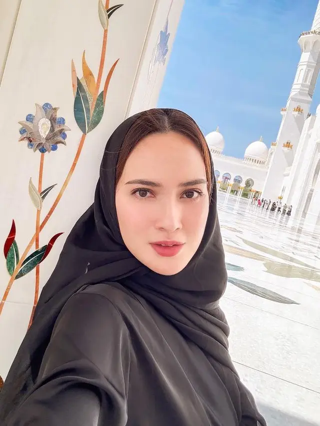 Shandy Aulia ke Masjid Agung Sheikh Zayed Abu Dhabi. [@shandyaulia]
