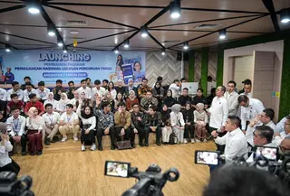 Melalui program tersebut, para lulusan sarjana dapat mengikuti magang selama enam bulan di perusahaan mitra. (Foto: BPMI Sekretariat Presiden)
