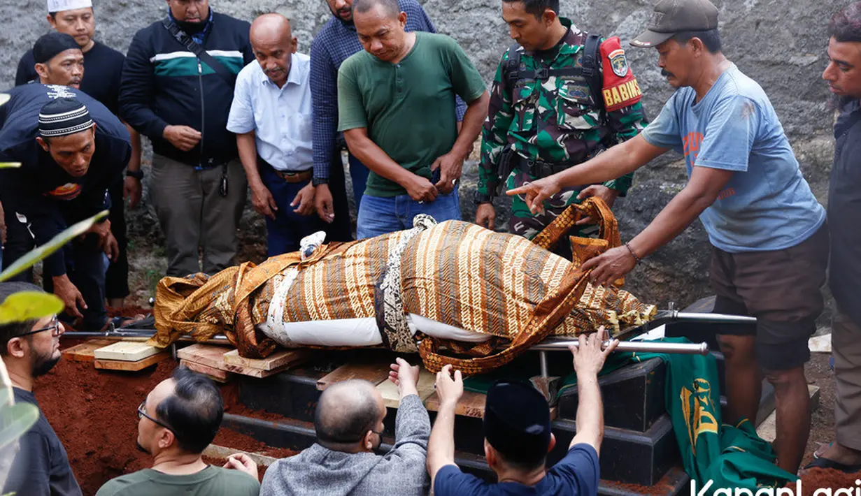 Tidak hanya Ramzi, tapi juga anak dan istrinya tak kuasa menahan air mata menyaksikan prosesi pemakaman Afiah Barawas bin Muhsin Barawas. [Foto: Budy Santoso/KapanLagi.com]