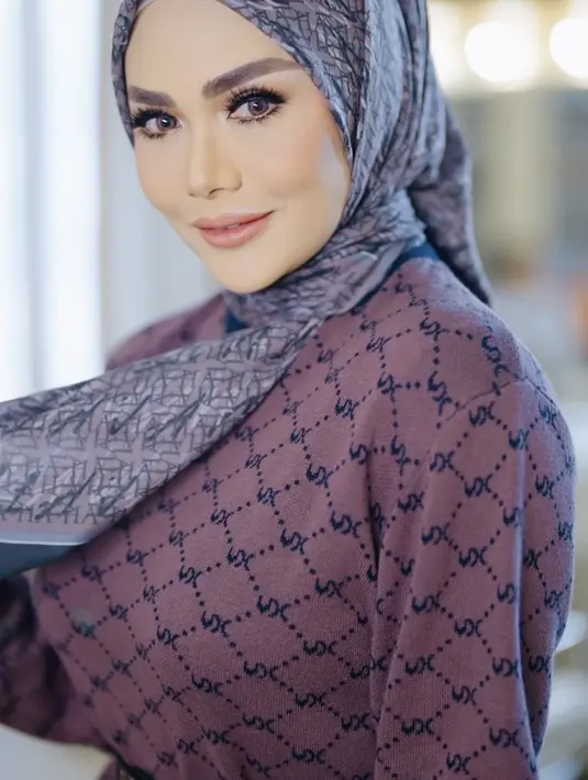Krisdayanti juga tampil dengan scarf monogram warna keunggunan dengan model ikat lehernya. Ia pun tampil memukau.  @vanillahijab
