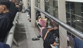 Senasib Sepenanggungan di Stasiun Cikarang