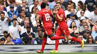 Gelandang Liverpool, James Milner, merayakan gol yang dicetaknya ke gawang Tottenham. The Reds sempat unggul 1-0 berkat penalti Milner pada menit ke-43. (Reuters/Dylan Martinez)