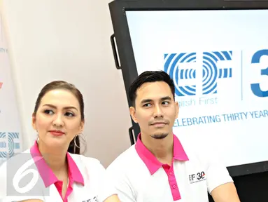 Brand Ambassadors EF English First Indonesia Donna Agnesia (kiri) dan Darius Sinathrya hadir dalam acara konferensi pers 30 Tahun EF di Indonesia, Jakarta, (21/1). Donna dan Darius dipilih menjadi Brand Ambassadors EF. (Liputan6.com/Immanuel Antonius)