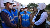 Gubernur Jawa Timur, Khofifah Indar Parawansa. PT PLN (Persero) menangkap peluang pertumbuhan konsumsi listrik di Pulau Madura dengan membangun Saluran Kabel Tegangan Tinggi (SKTT) 150 kV yang mengalirkan daya listrik dari Surabaya ke Madura melalui Jembatan Suramadu.