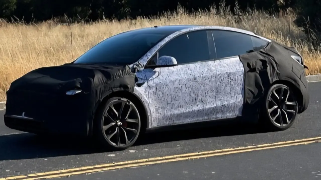 Model Y dengan balutan kamuflase tertangkap kamera sedang diuji di sekitar markas teknik Tesla di Palo Alto, California (Arenaev)