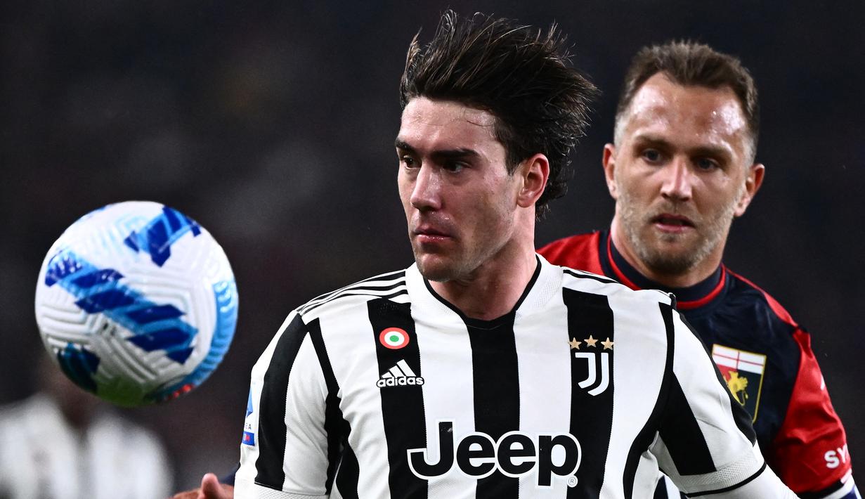 <p>Dusan Vlahovic. Striker berusia 22 tahun yang baru didatangkan Juventus dari Fiorentina di bursa transfer Januari 2022 ini total telah mencetak 23 gol dari 34 laga di Serie A musim 2021/22 ini bersama dua tim, Juventus dan Fiorentina, dimana 15 gol di antaranya dicetak di laga kandang. Gol kandang terakhirnya dicetak pada pekan ke-33, 16 April 2022 saat bermain imbang 1-1 dengan tamunya Bologna. (AFP/Marco Bertorello)</p>