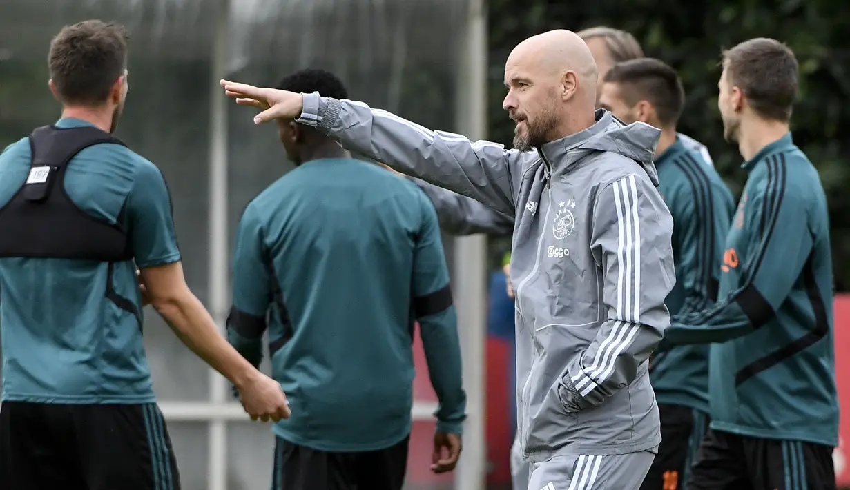 Pelatih Ajax, Erik ten Hag (tengah) menginstruksikan pemainnya selama sesi latihan di Amsterdam (22/10/2019). Ajax akan bertanding melawan wakil Inggris, Chelsea pada Grup H Liga Champions di Johan Cruijff Arena. (AFP Photo/John Thys)