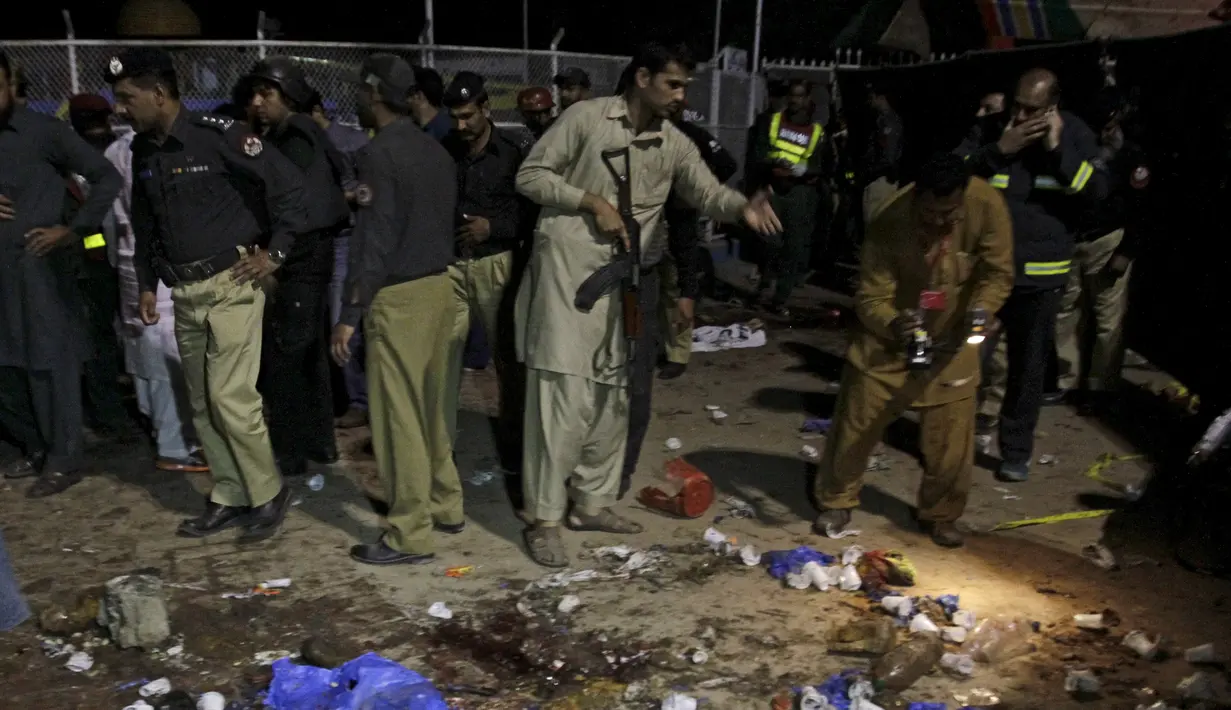 Petugas keamanan Pakistan memeriksa lokasi ledakan bom bunuh diri di area parkir taman di Lahore,  (27/3/2016). Korban tewas sebagian besar yang tewas dan terluka adalah perempuan dan anak-anak. (REUTERS/Mohsin Raza)