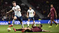 Bek Argentina, Juan Foyth, menghindari tekel gelandang Venezuela, Tomas Rincon, pada laga persahabatan di Stadion Wanda Metropolitano, Madrid, Jumat (22/3). Argentina kalah 1-3 dari Venezuela. (AFP/Philippe Marcou)