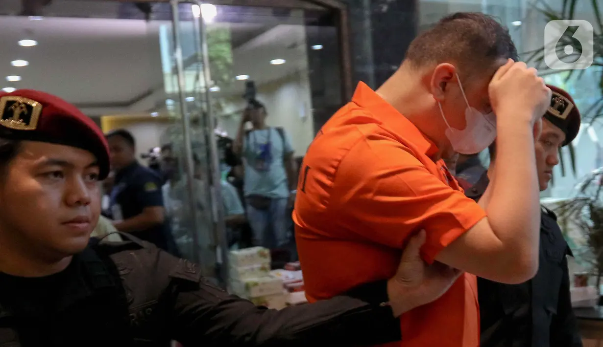 Sebelumnya, LQ alias Joe Lin terdeteksi cekal dan tertolak saat mencoba melintas melalui autogate, serta berusaha menghindari pemeriksaan petugas.