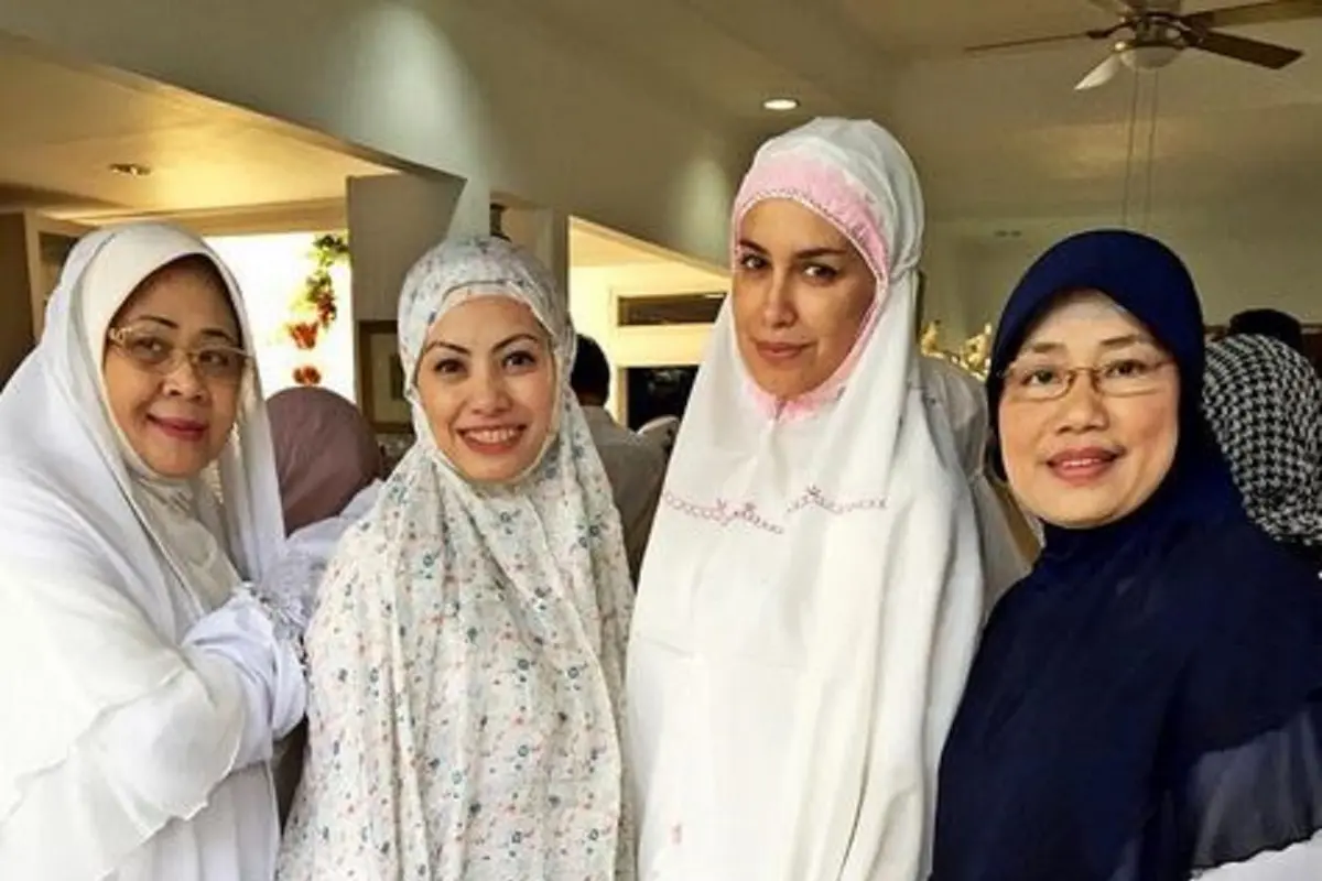 Sophia Latjuba bersama kerabatnya