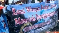 Warga Bukit Duri berdemostrasi minta rencana penggusuran dibatalkan. Granat ganas ditemukan di balik plafon rumah yang direnovasi.