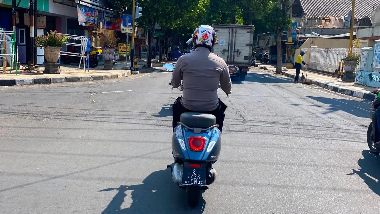 Anggota polisi Tuban yang viral karena merokok sambil berkendara dan pakai nopol palsu.