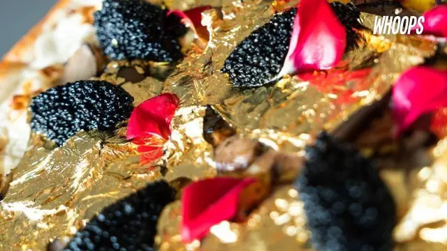 WHOOPS: Menikmati Pizza Bertahtakan Emas 24 Karat 
