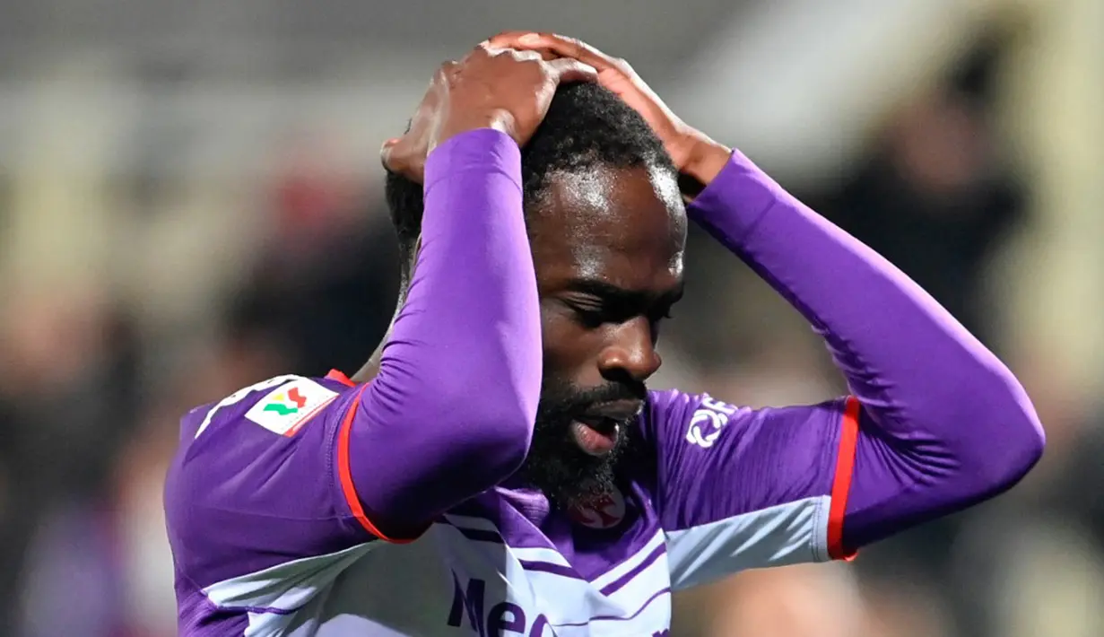 Reaksi pemain Fiorentina Jonathan Ikone saat melawan Juventus pada pertandingan sepak bola leg pertama semifinal Coppa Italia di Stadion Artemio-Franchi, Florence, Italia, 2 Maret 2022. Juventus menang 1-0. (Alberto PIZZOLI/AFP)