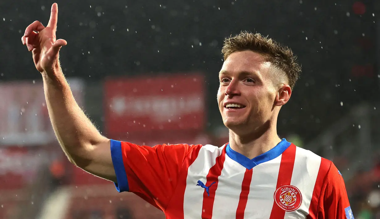 Pemain Girona, Viktor Tsyhankov melakukan selebrasi setelah mencetak gol pertama timnya ke gawang Rayo Vallecano pada laga lanjutan Liga Spanyol 2023/2024 di Montilivi Stadium, Girona, Spanyol, Selasa (27/02/2024). (AFP/Lluis Gene)