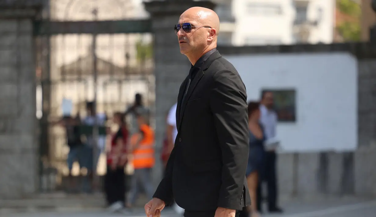 Pelatih tim nasional sepak bola Portugal, Spanyol, Roberto Martinez, pergi setelah pemakaman penyerang Liverpool asal Portugal, Diogo Jota, dan saudaranya, Andre Silva, di Gereja Induk Gondomar, di pinggiran Porto, pada 5 Juli 2025. (FILIPE AMORIM/AFP)